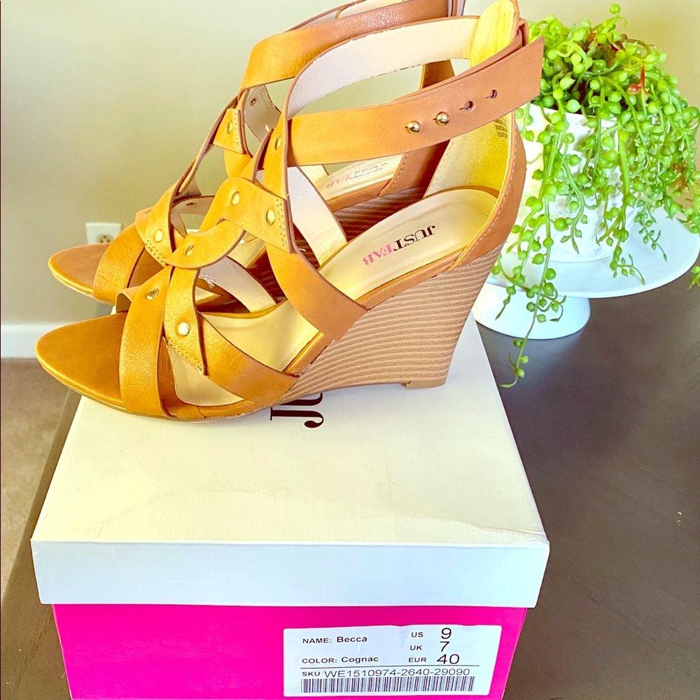 Women’s wedge sandals